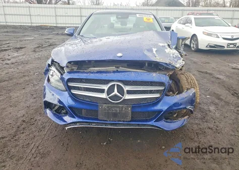 2017 Mercedes-Benz C 300 4Matic z USA, uszkodzony, nr VIN 55SWF4KB2HU202137